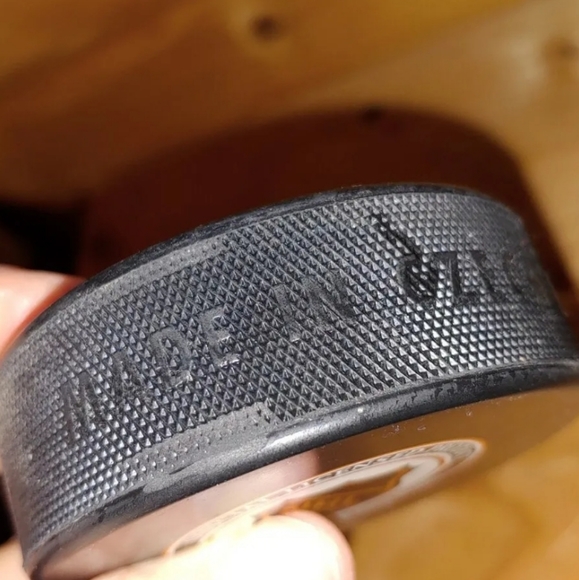 Simon Gagne #12 NHL Philadelphia Flyers Hockey Autographed Official Puck VTG 99 - Picture 6 of 8